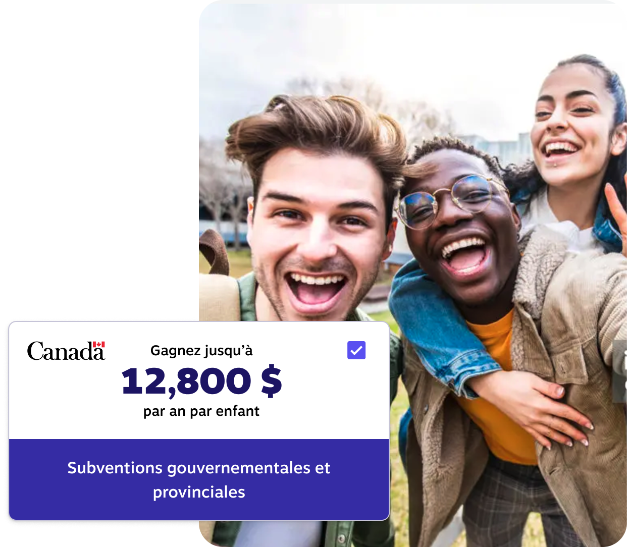 Des amis riant en prenant une photo