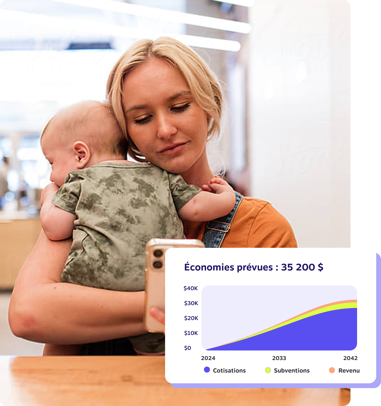 Une mère tenant son bébé tout en consultant les économies projetées d’un REEE (Régime enregistré d’épargne-études) sur une tablette dans un café moderne et lumineux.