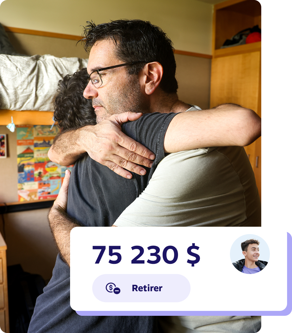 Un homme et son fils sont assis ensemble dans leur chambre de résidence confortable, entourés de livres et d’effets personnels.