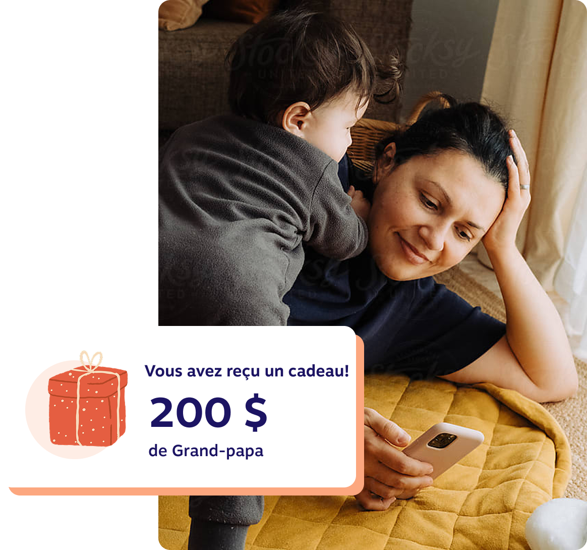 Une jeune personne rayonne de joie en regardant un don REEE pour son enfant offert par son père, illustrant un moment d’amour et de surprise.
