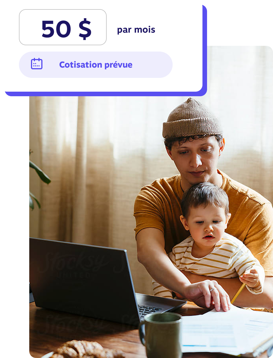 Un père et son fils sont assis devant un ordinateur portable et passent un moment de qualité ensemble.