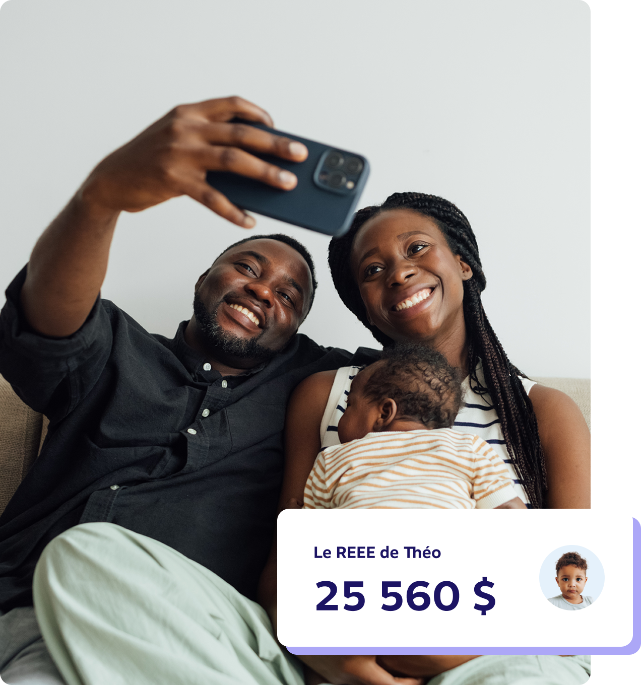 Un couple souriant assis sur un canapé prenant un égoportrait avec leur bébé, accompagné d’un encart indiquant 25 560 $ épargnés dans le REEE de Theo.