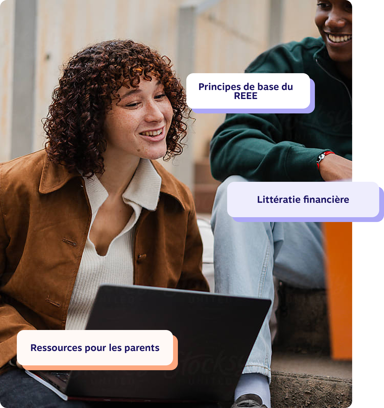 Deux jeunes adultes assis sur des marches, souriant et discutant tout en utilisant un ordinateur portable, avec des bulles de texte mettant en avant les notions de base sur les REEE, la littératie financière et les ressources pour les parents.
