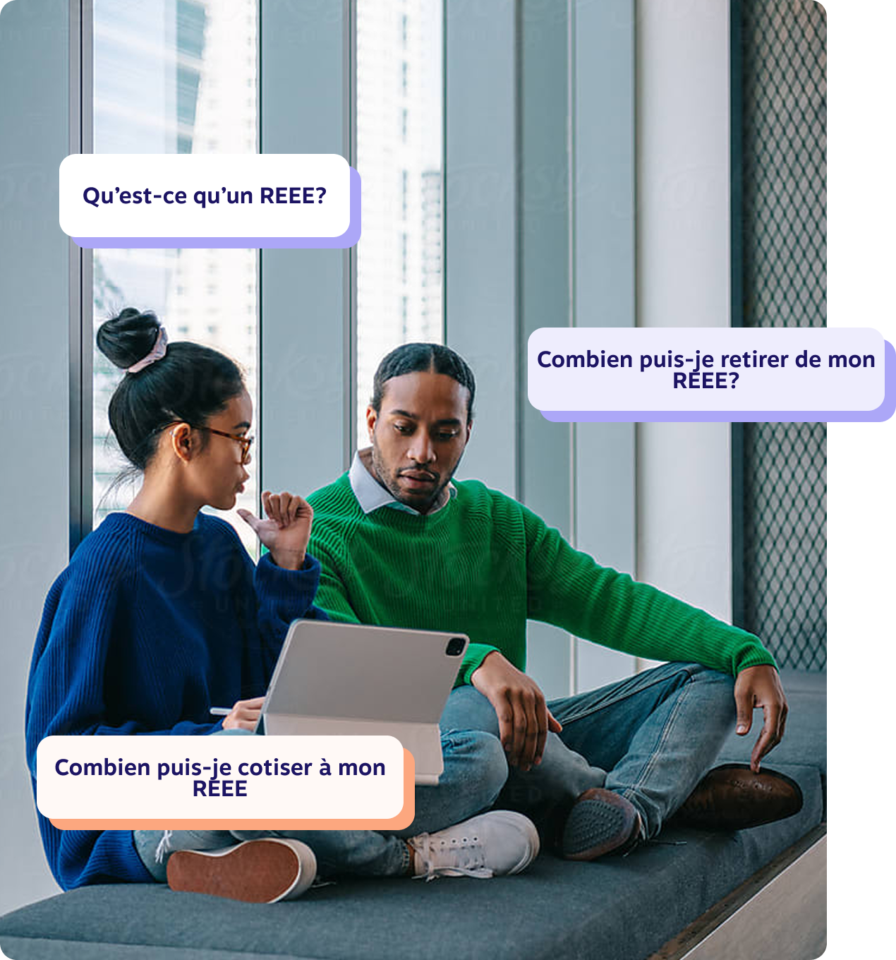 Deux jeunes adultes assis devant de grandes fenêtres discutant des options de REEE sur un ordinateur portable, avec des bulles de texte montrant des questions courantes comme « Qu’est-ce qu’un REEE ? », « Combien puis-je cotiser ? » et « Combien puis-je retirer ? »