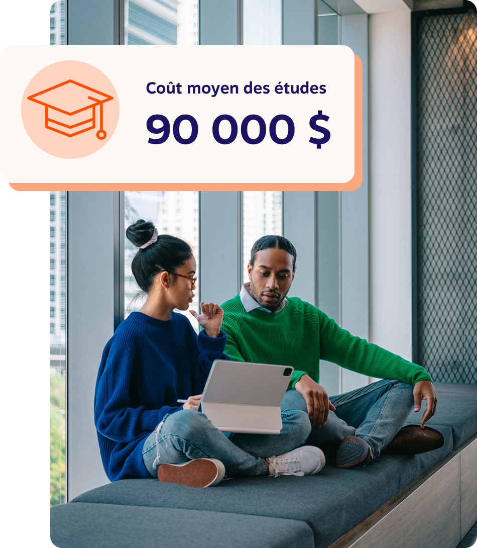 Deux jeunes adultes assis près de grandes fenêtres discutant devant un ordinateur portable, avec une étiquette indiquant le coût moyen des études à 90 000 $.