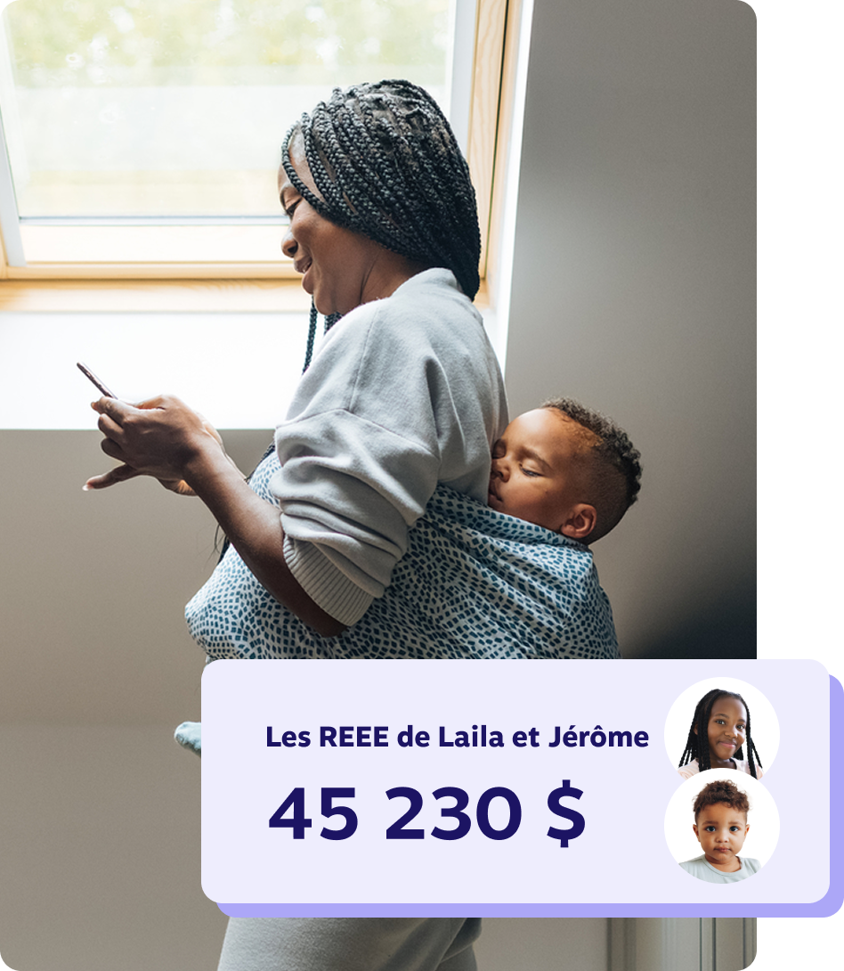 Une mère consulte son téléphone tout en portant son enfant endormi dans une écharpe de portage à motifs, avec un encart indiquant 45 230 $ épargnés dans le REEE de Laila et Jerome.