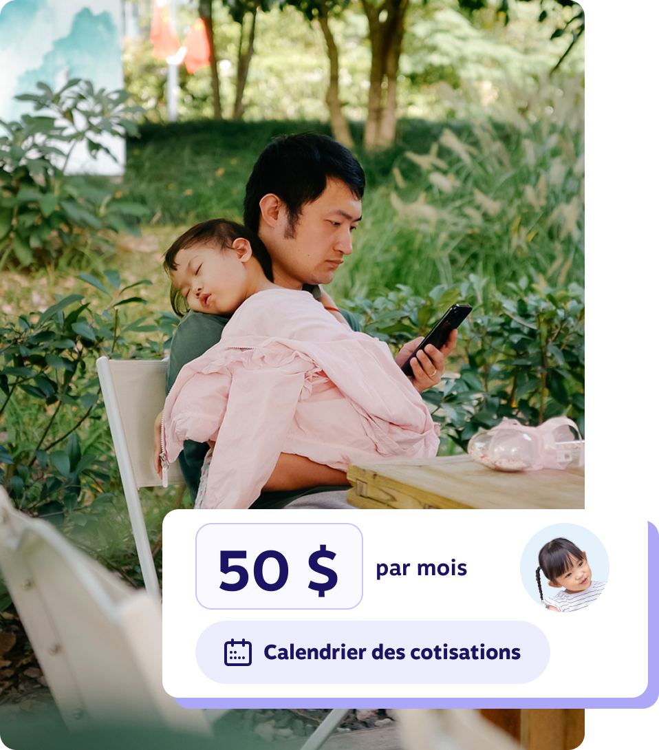 Un père assis à l’extérieur avec sa fille endormie sur l’épaule, regardant son téléphone, avec un encart indiquant une contribution mensuelle de 50 $ au REEE.