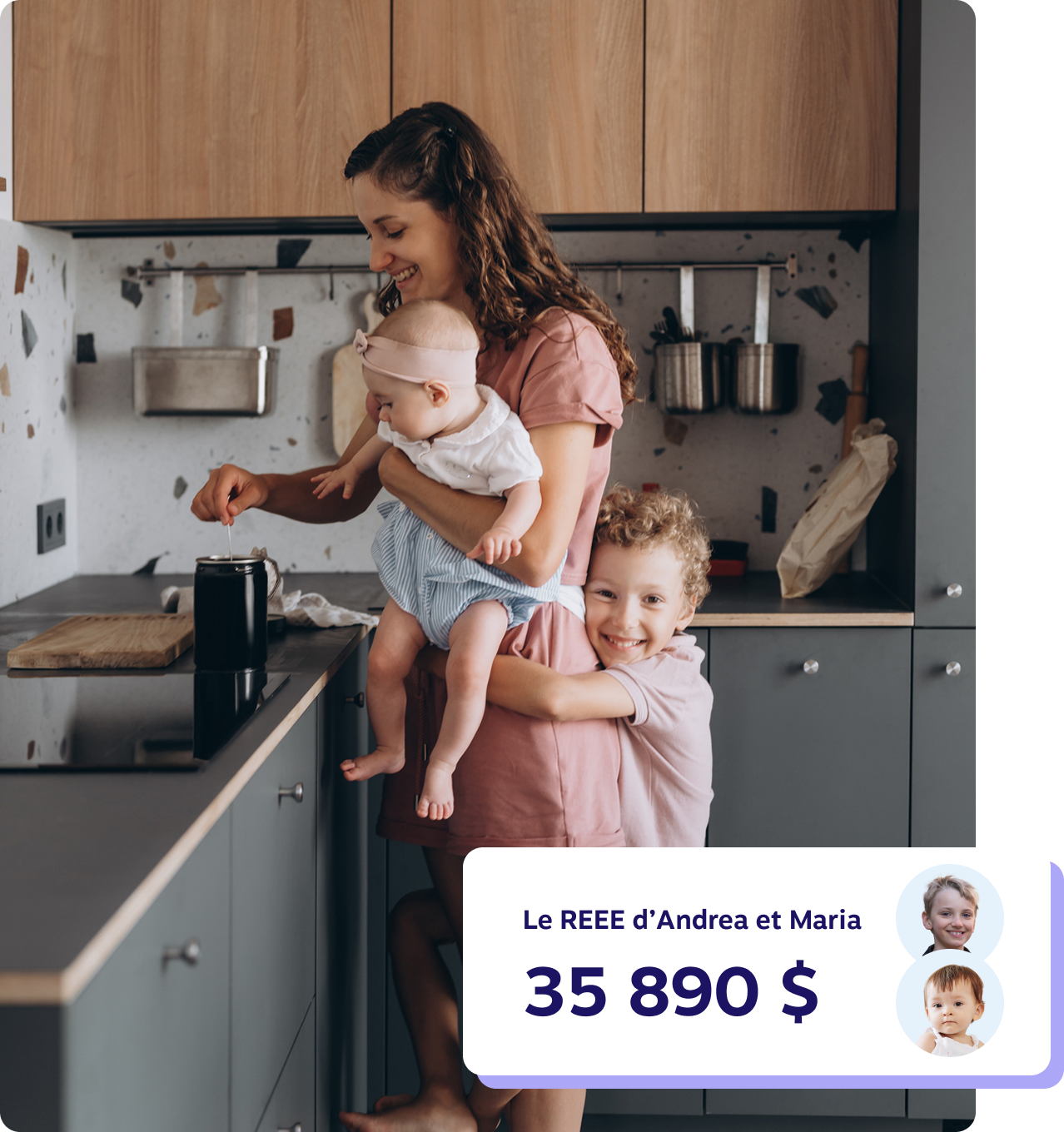 Une mère prépare du thé en tenant un bébé pendant que son fils la serre dans ses bras