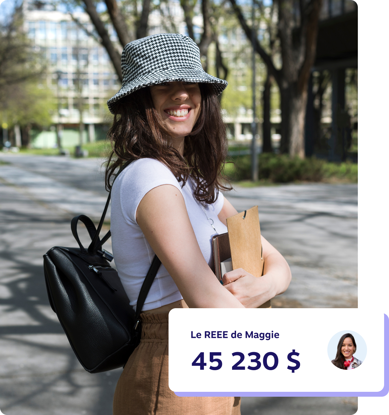 Étudiante souriante portant un chapeau à carreaux et un sac à dos, tenant des livres en marchant à l’extérieur, avec un encart indiquant 45 230 $ épargnés dans le REEE de Maggie.