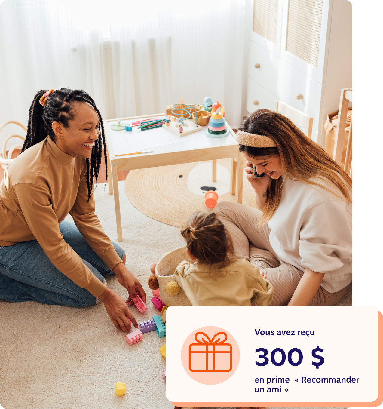 Deux femmes et un enfant construisant joyeusement une tour avec des blocs colorés sur un tapis de jeu moelleux.